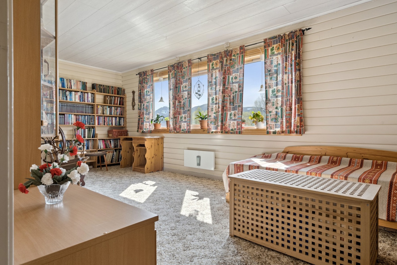 Kjellerstue med flere vinduer som gir mye naturlig lys inn i rommet. Galleribilde