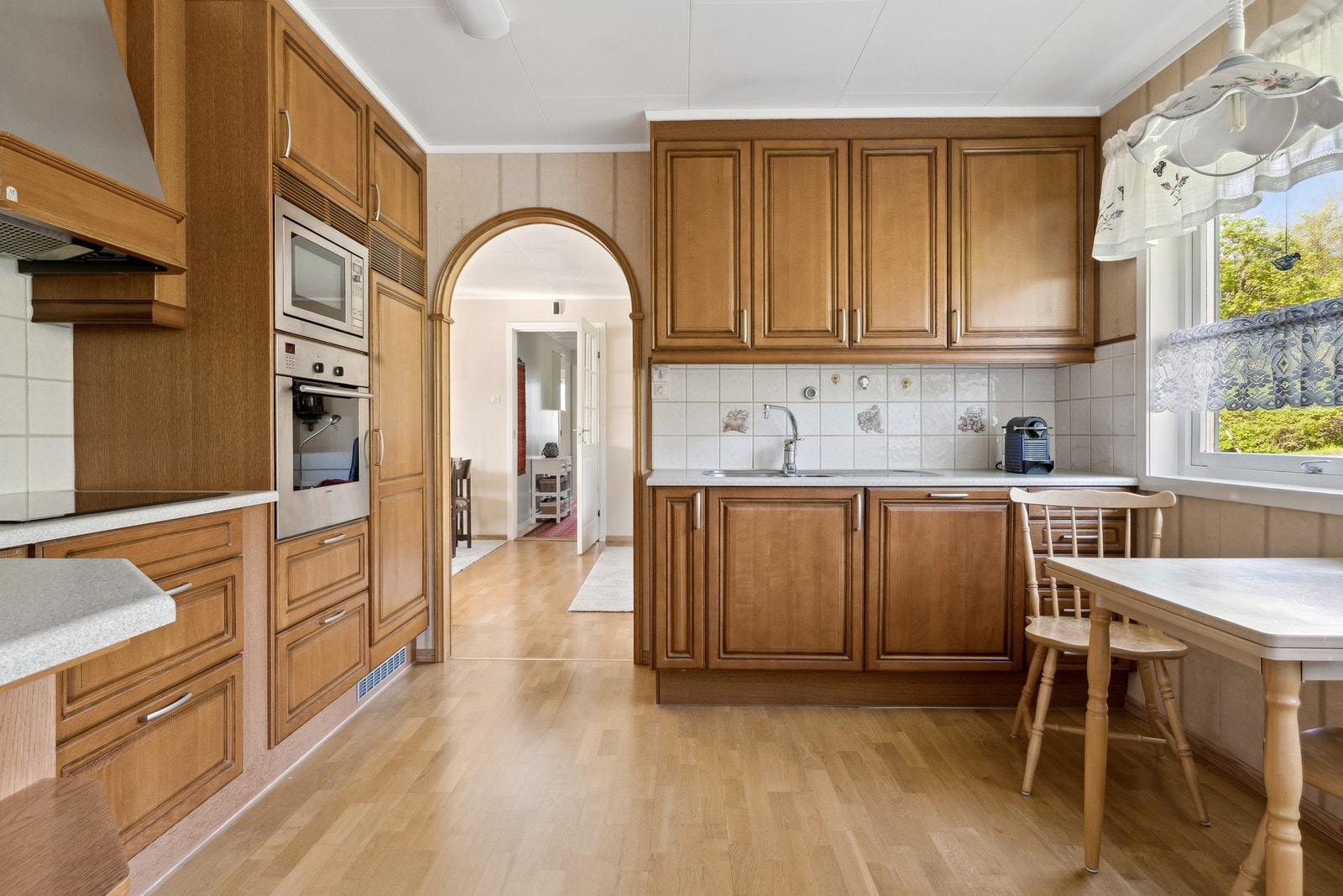 Integrerte hvitevarer som kjøleskap, oppvaskmaskin, platetopp, micro og stekeovn. Galleribilde