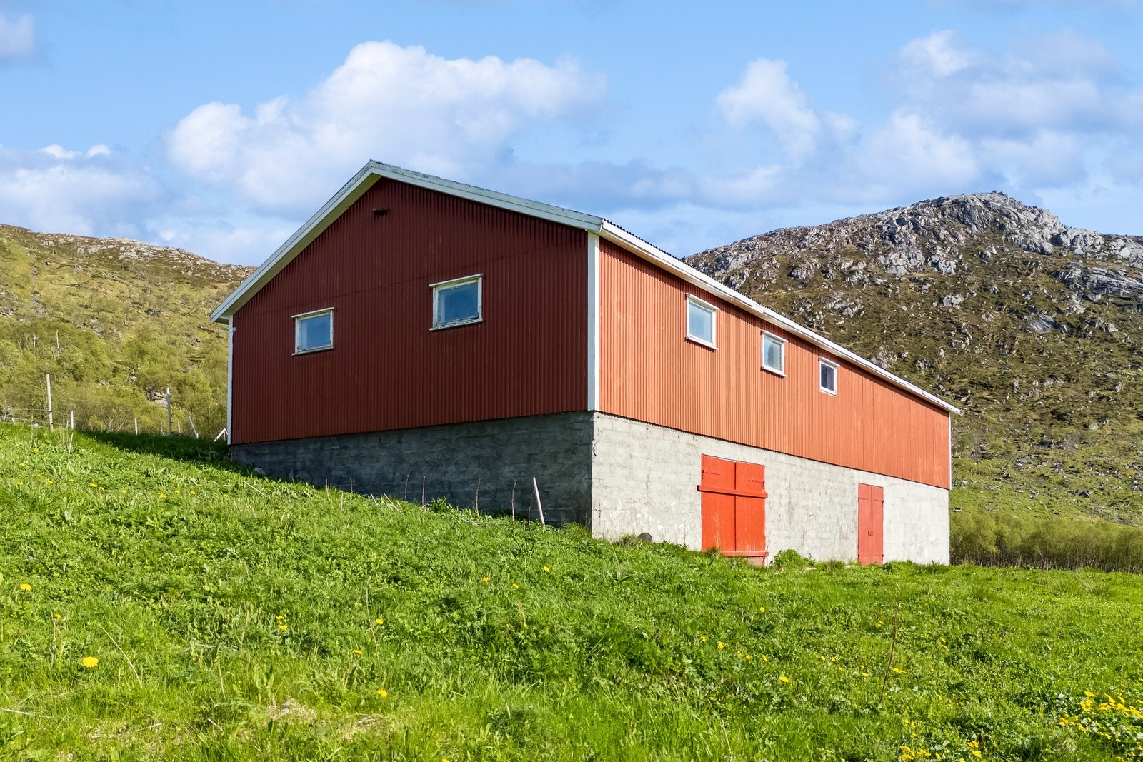 Innholdsrik tidligere driftsbygning. Galleribilde