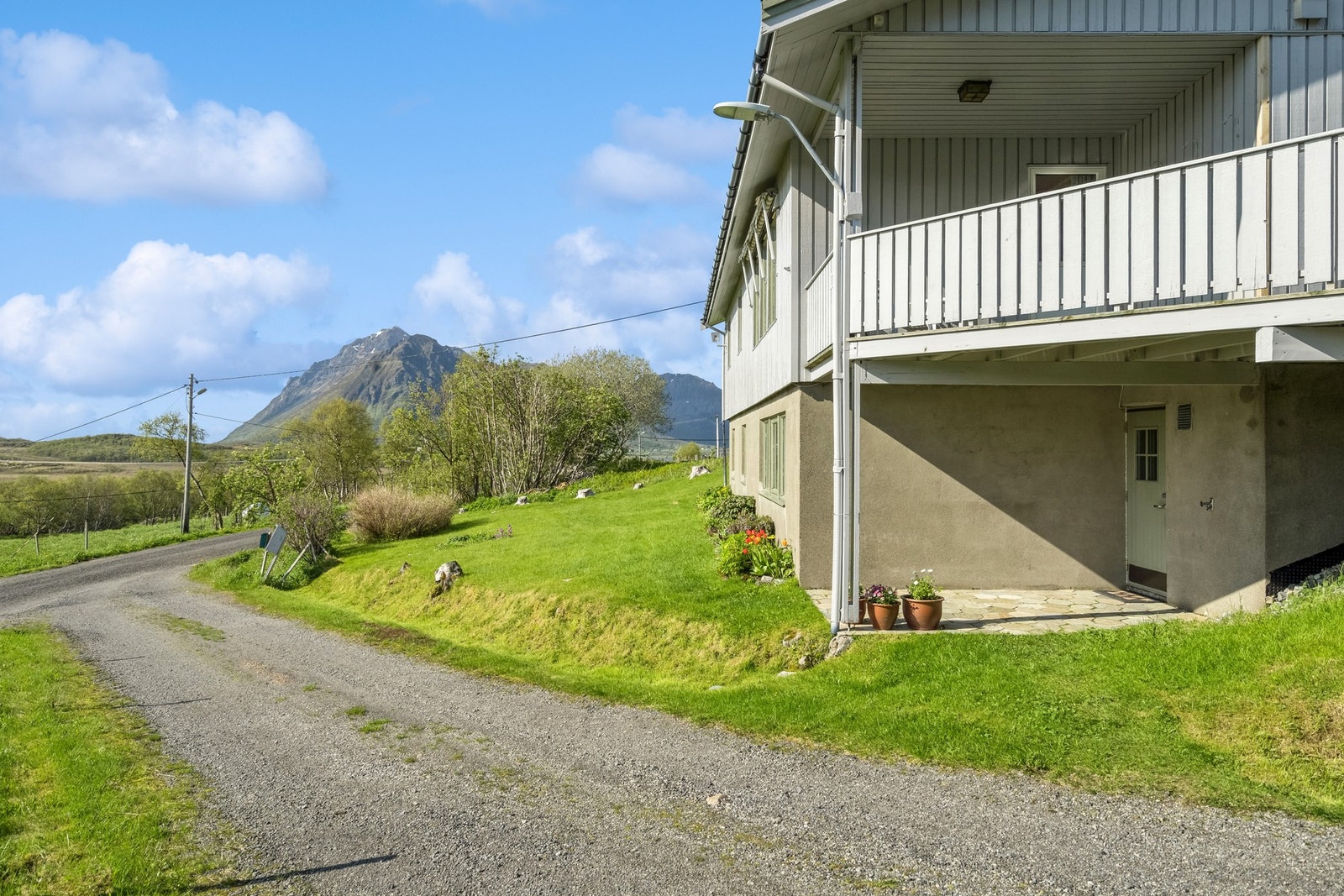 Egen inngang også til kjelleren hvor du kommer inn i en bod. Galleribilde