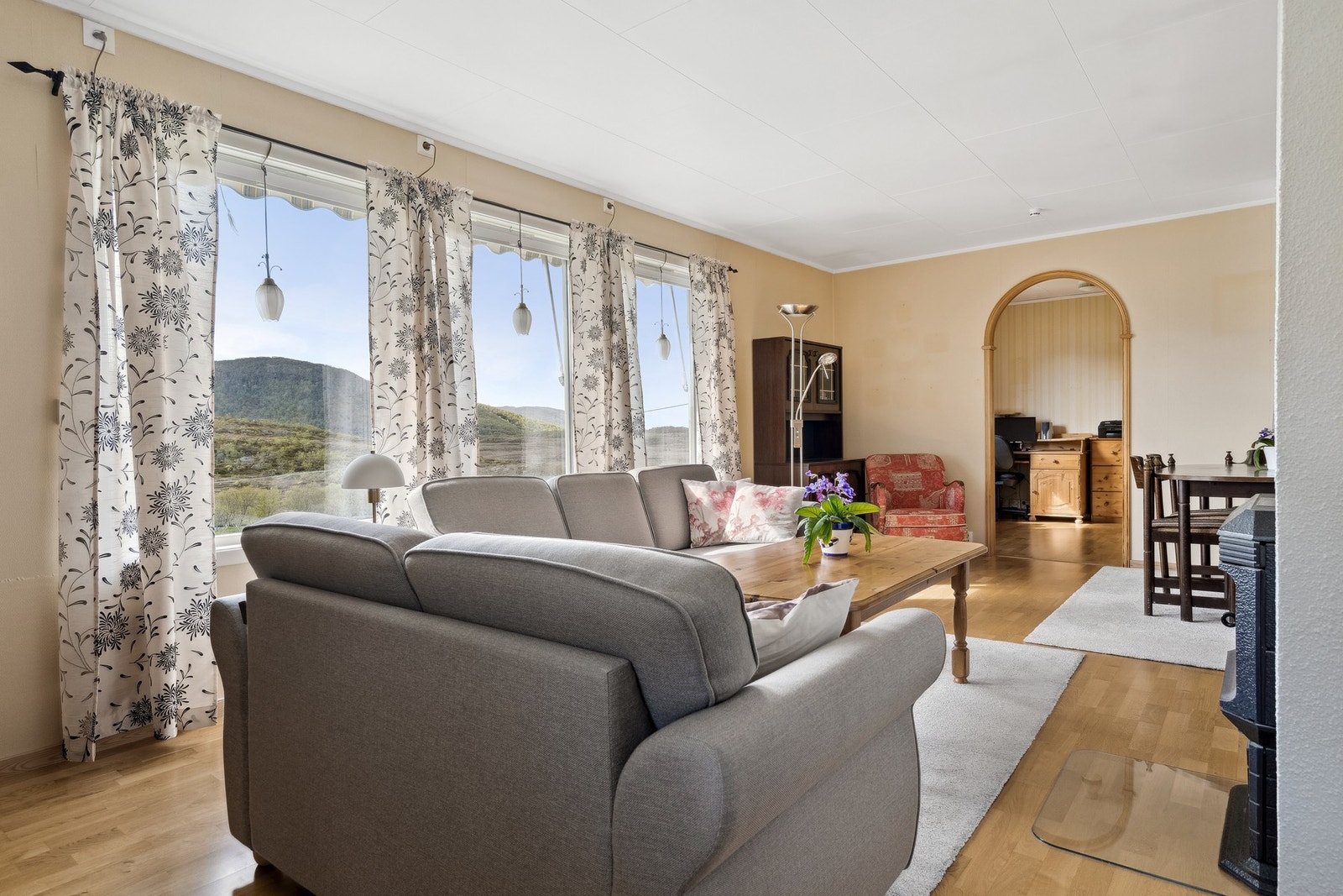 Rett ved stua er det et kontor av god størrelse. Galleribilde