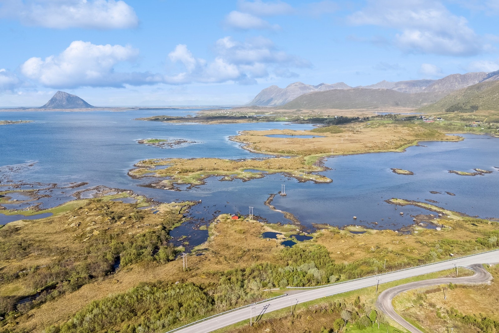 Eiendommen er ganske stor hvor deler av den ligger her til høyre i bildet, over veien ved Klubbøyra. Se kart for mer info. Galleribilde