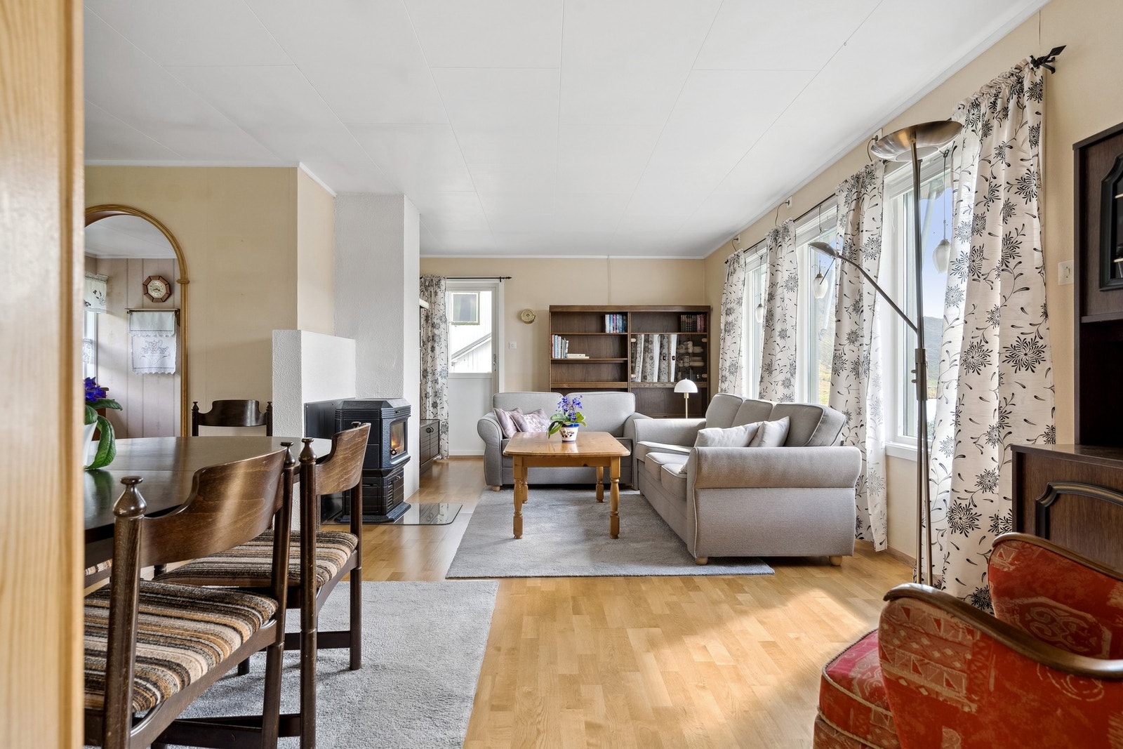 Stue med utgang til en romslig veranda. Galleribilde