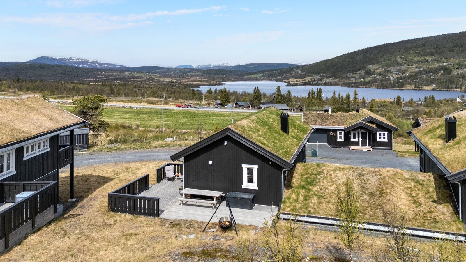 På vinterne ligger skisenteret rett ved siden av og skiløypene knytter seg inn på et stort løypenett som tar deg milevis avgårde Galleribilde