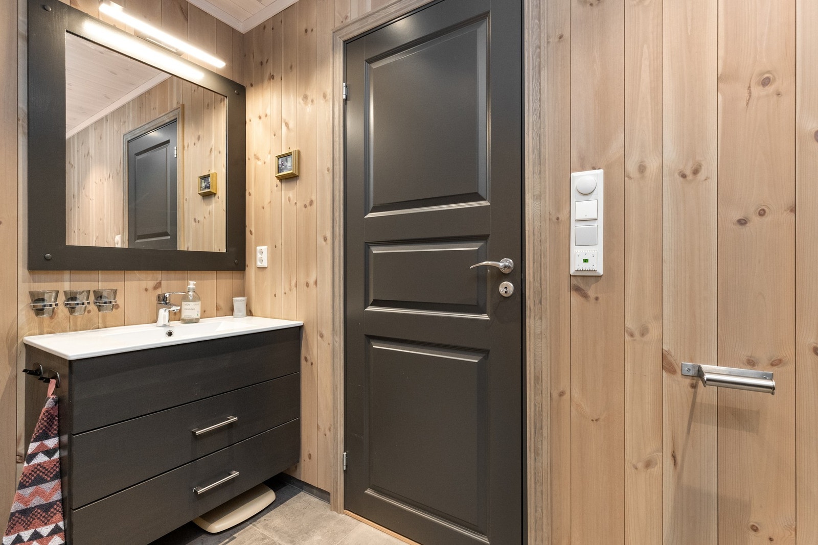 Utstyrt med dusj, toalett og servant med innredning Galleribilde