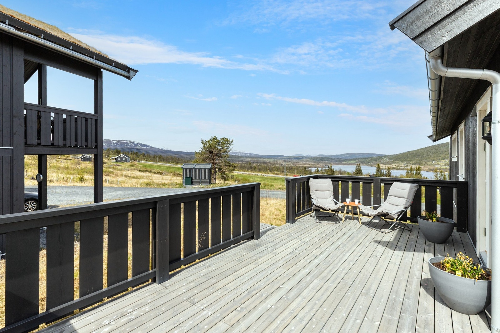 På oversiden av bygget finner du en romslig terrasse med god plass til utemøbler - nydelig utsikt herfra Galleribilde