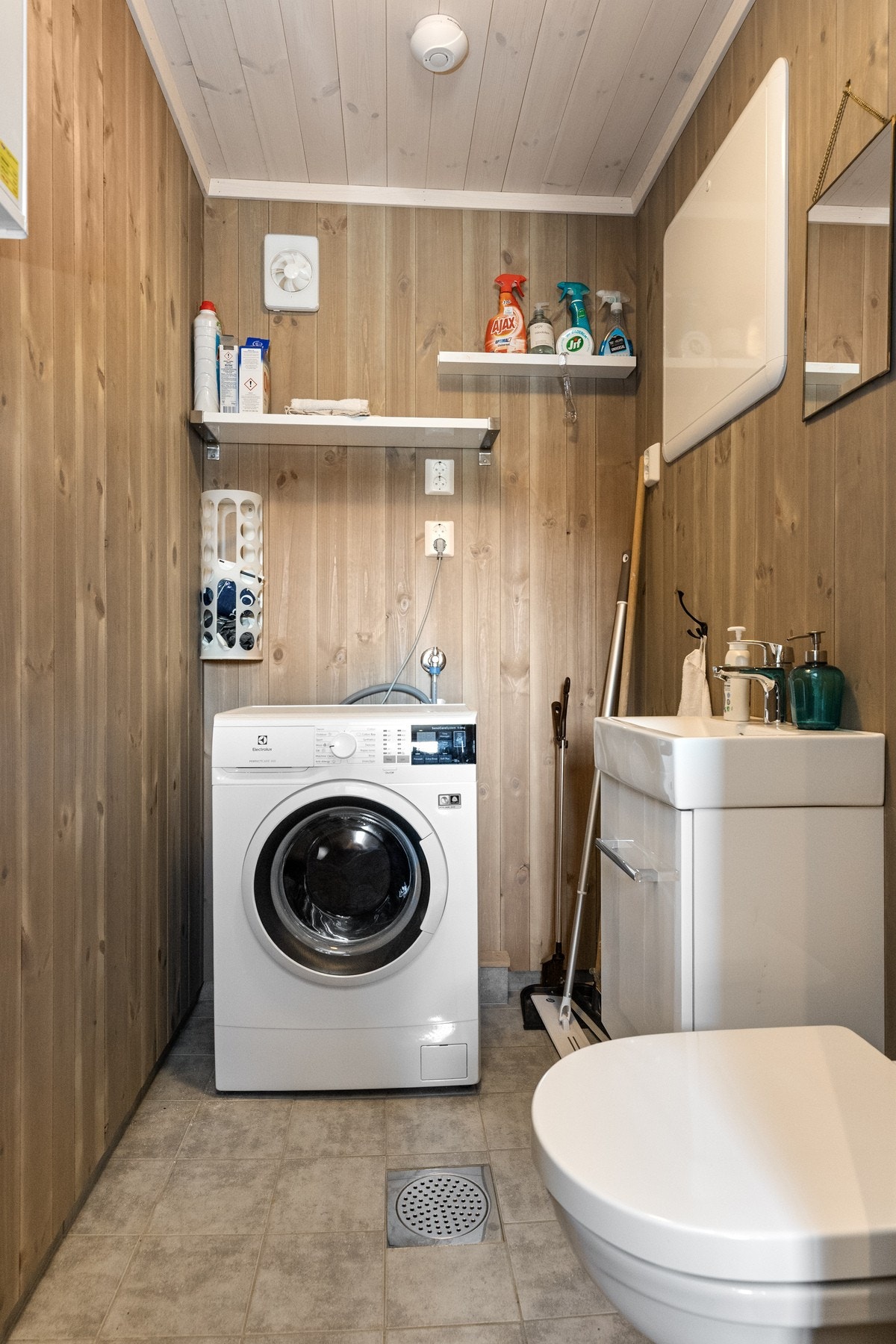 Vaskerommet har toalett, servant og opplegg for vaskemaskin Galleribilde