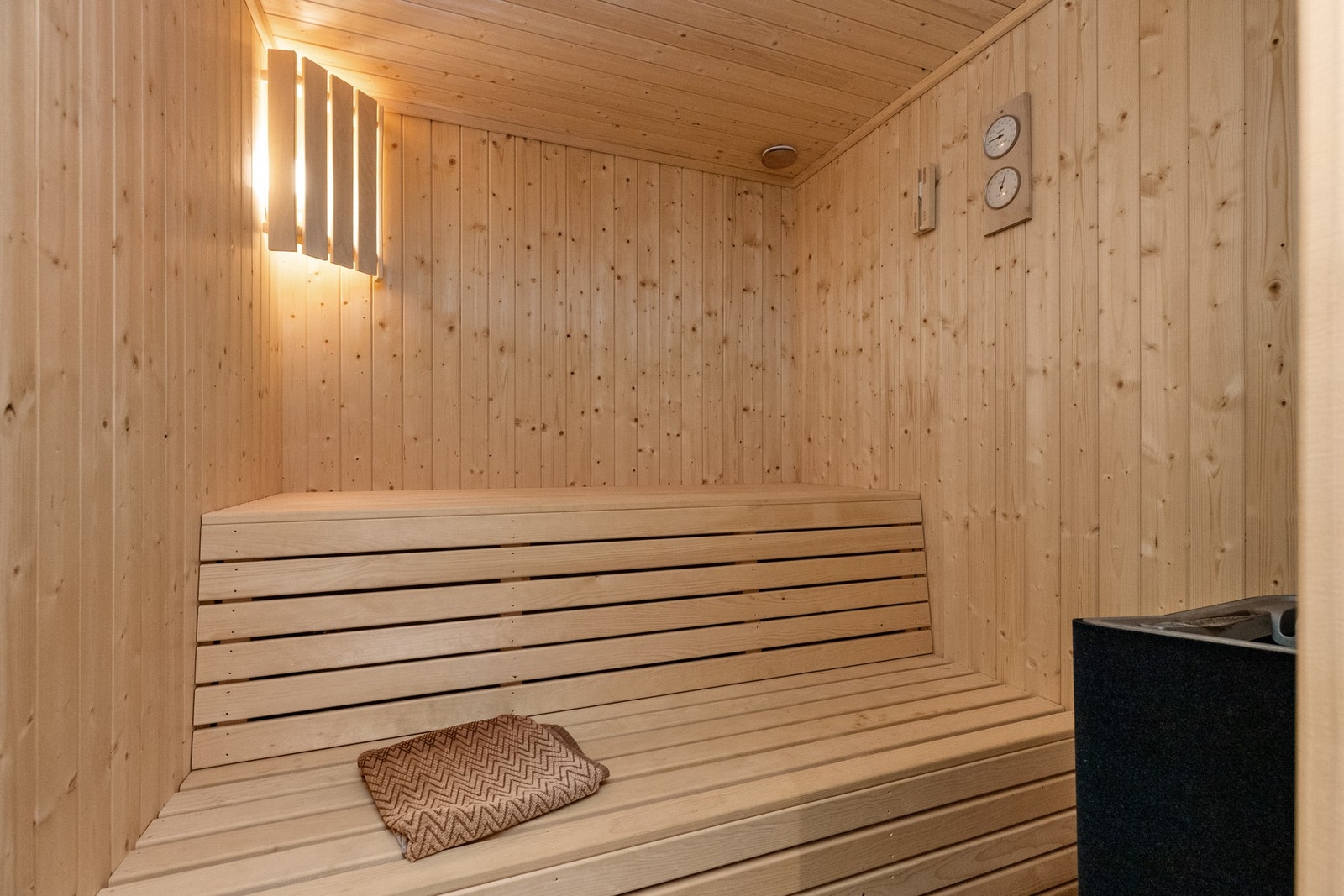 Fra badet er det adkomst til en innbydende badstue med plassbygde sittebenker Galleribilde