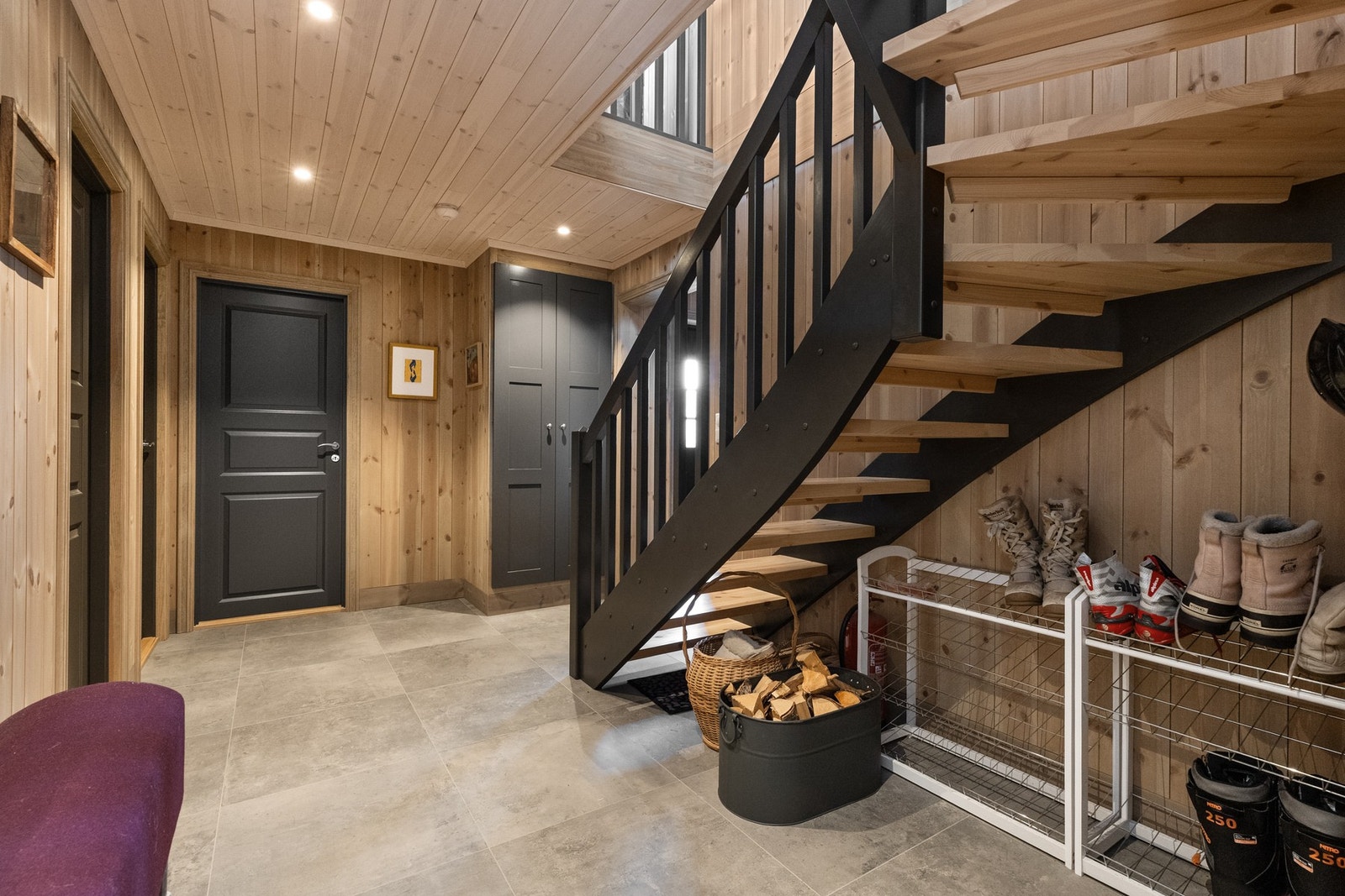 God plass under trapp til oppbevaring Galleribilde