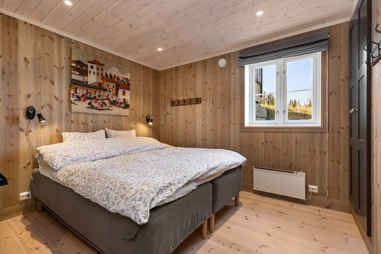 Soverom to med god plass til dobbeltseng og garderobeskap Galleribilde