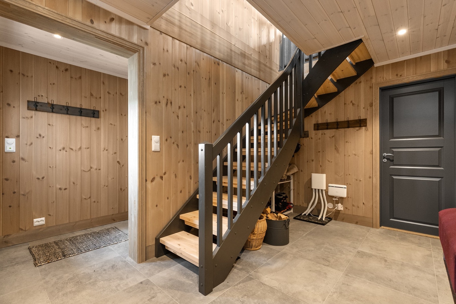 I underetasjen ønskes du velkommen av en romslig entré med plass til yttertøy og sko Galleribilde