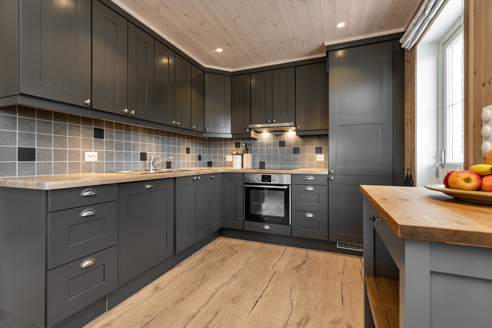 Flislagt vegg mellom benk og overskap Galleribilde