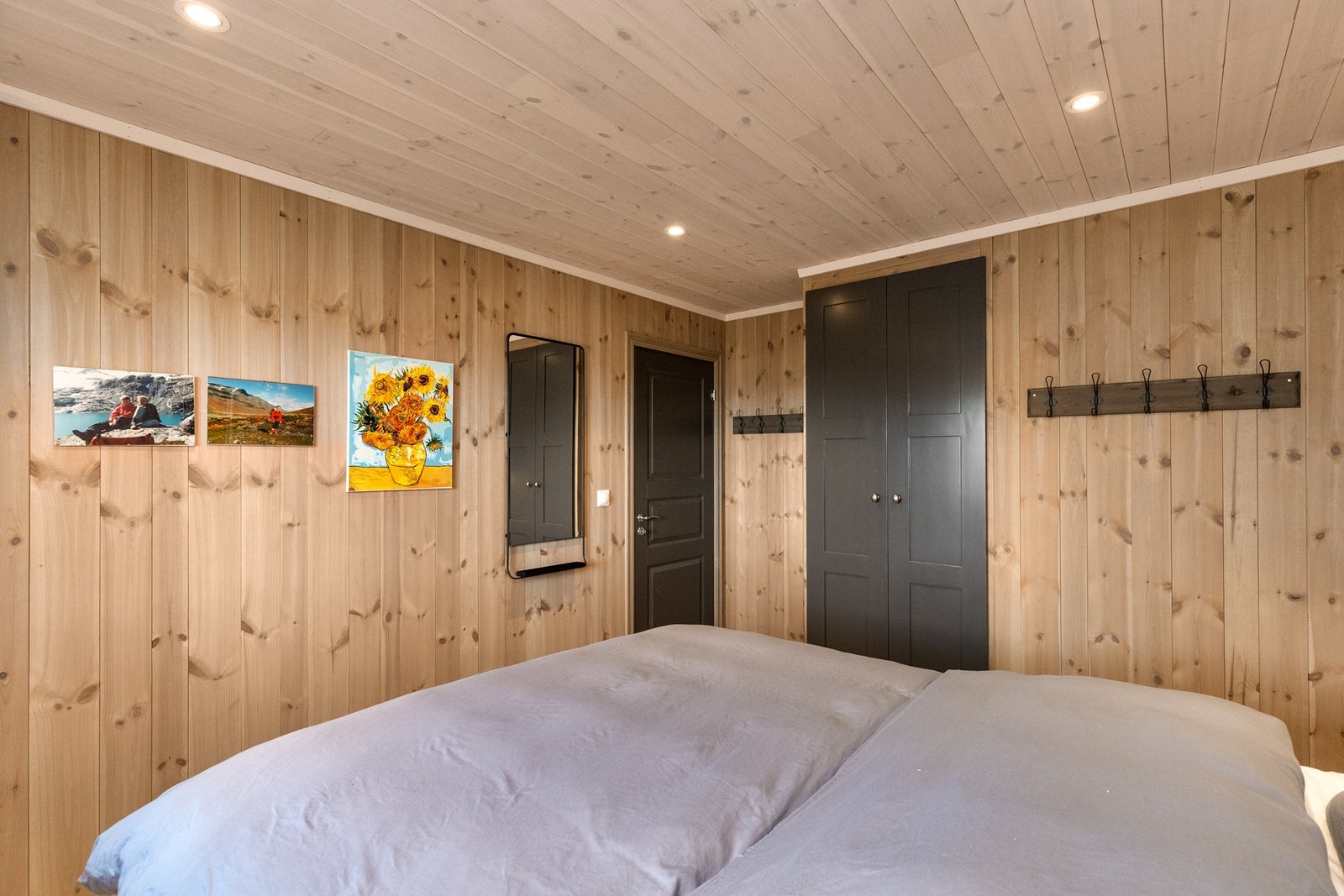 God plass til dobbeltseng og garderobeskap på hovedsoverom Galleribilde