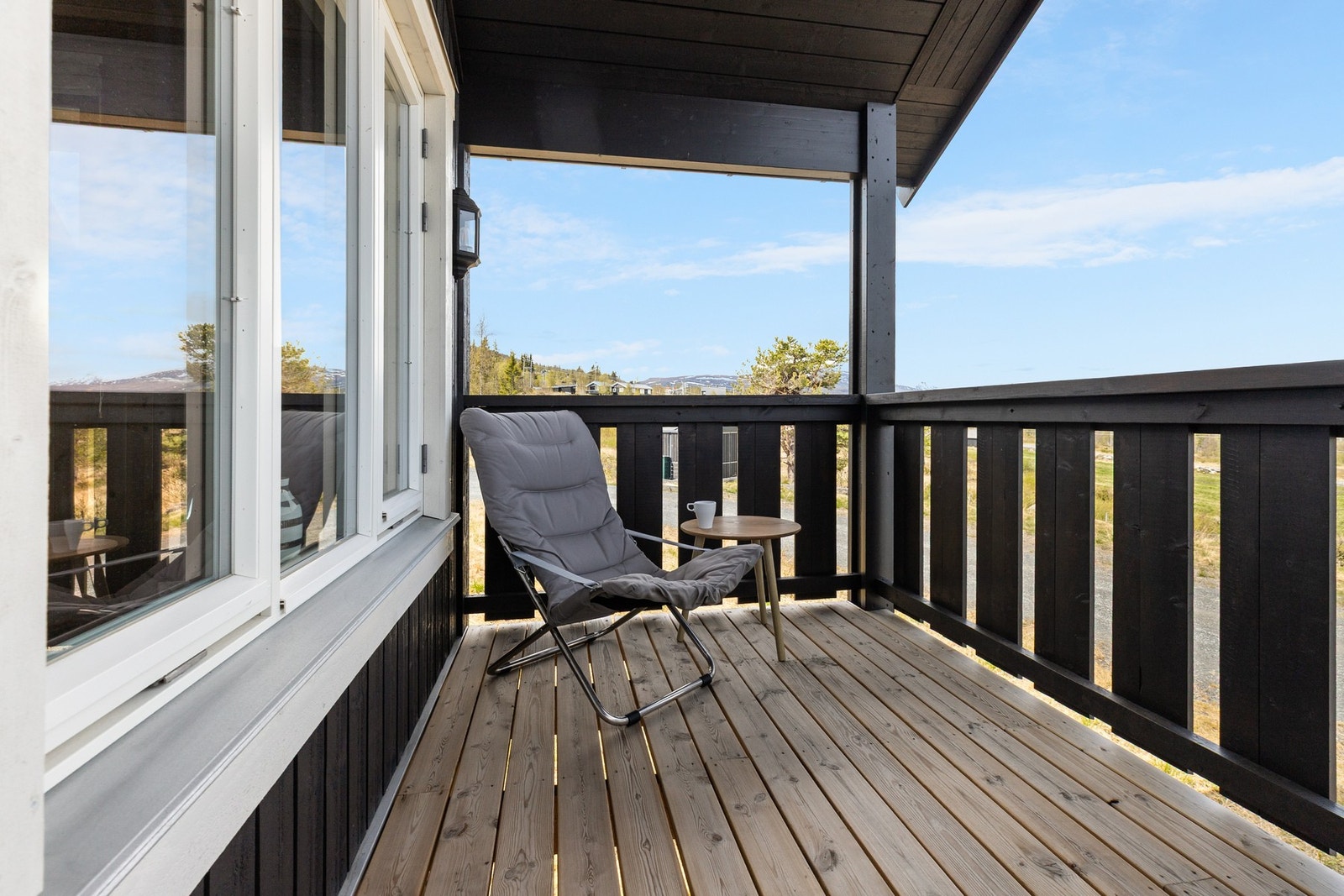 Utenfor stuen er det overbygd terrasse Galleribilde