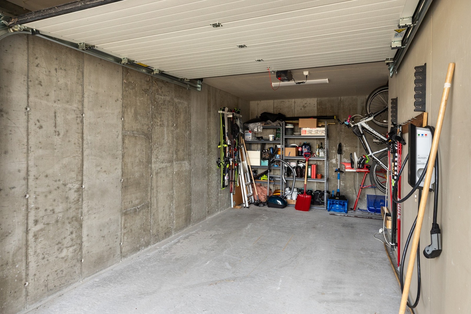 Garasjen har plass til en bilopptsillingsplass og noe oppbevaring Galleribilde