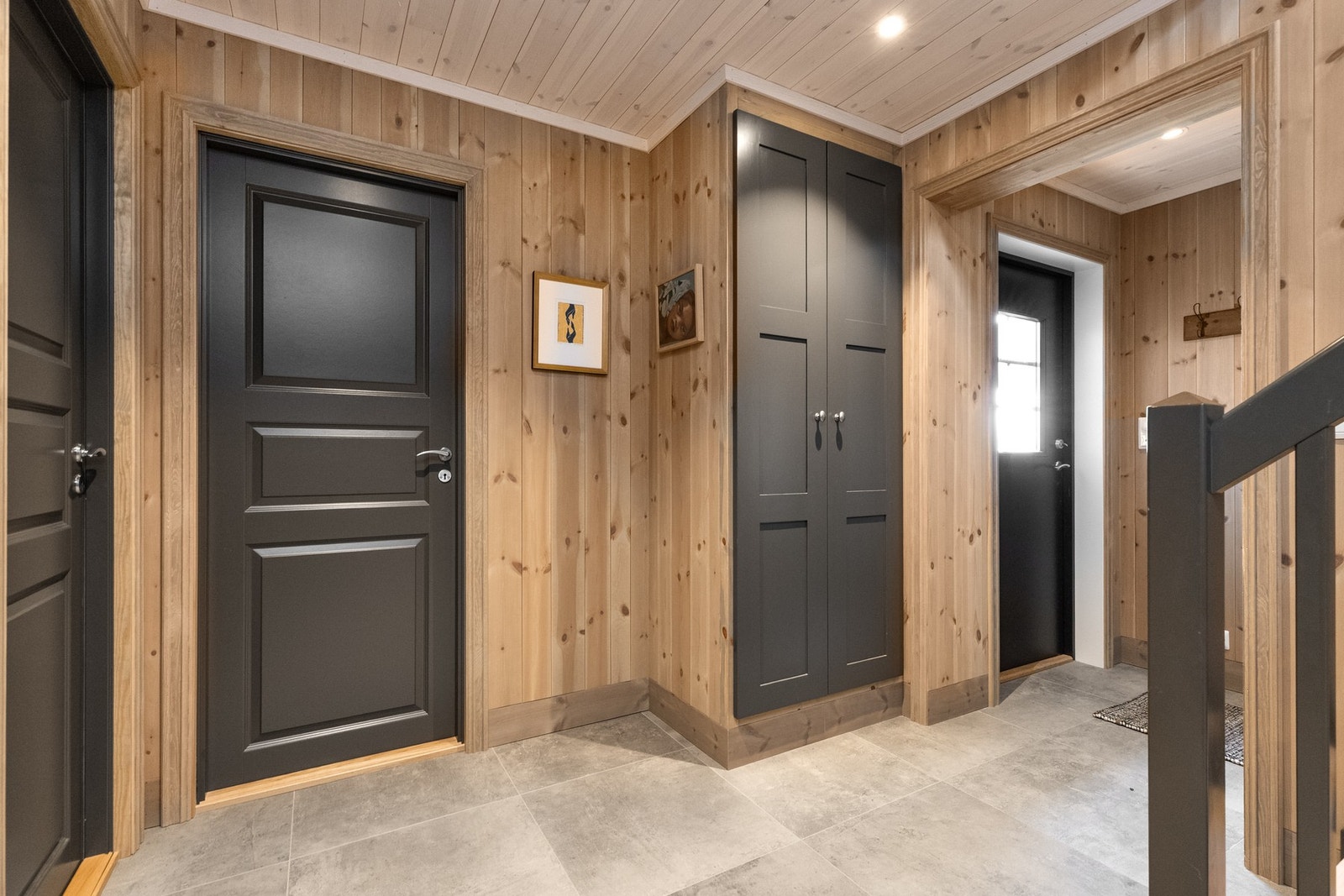 Plassbygd garderobeskap Galleribilde