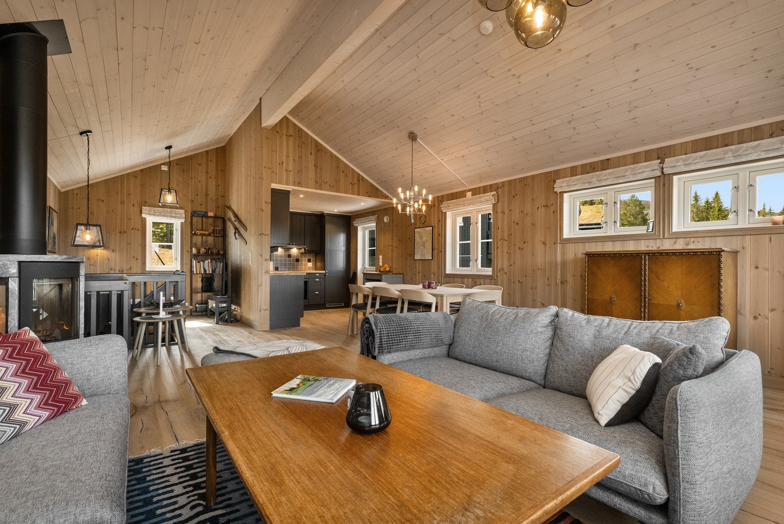 Det er god plass til både sofagruppe og spiseplass Galleribilde