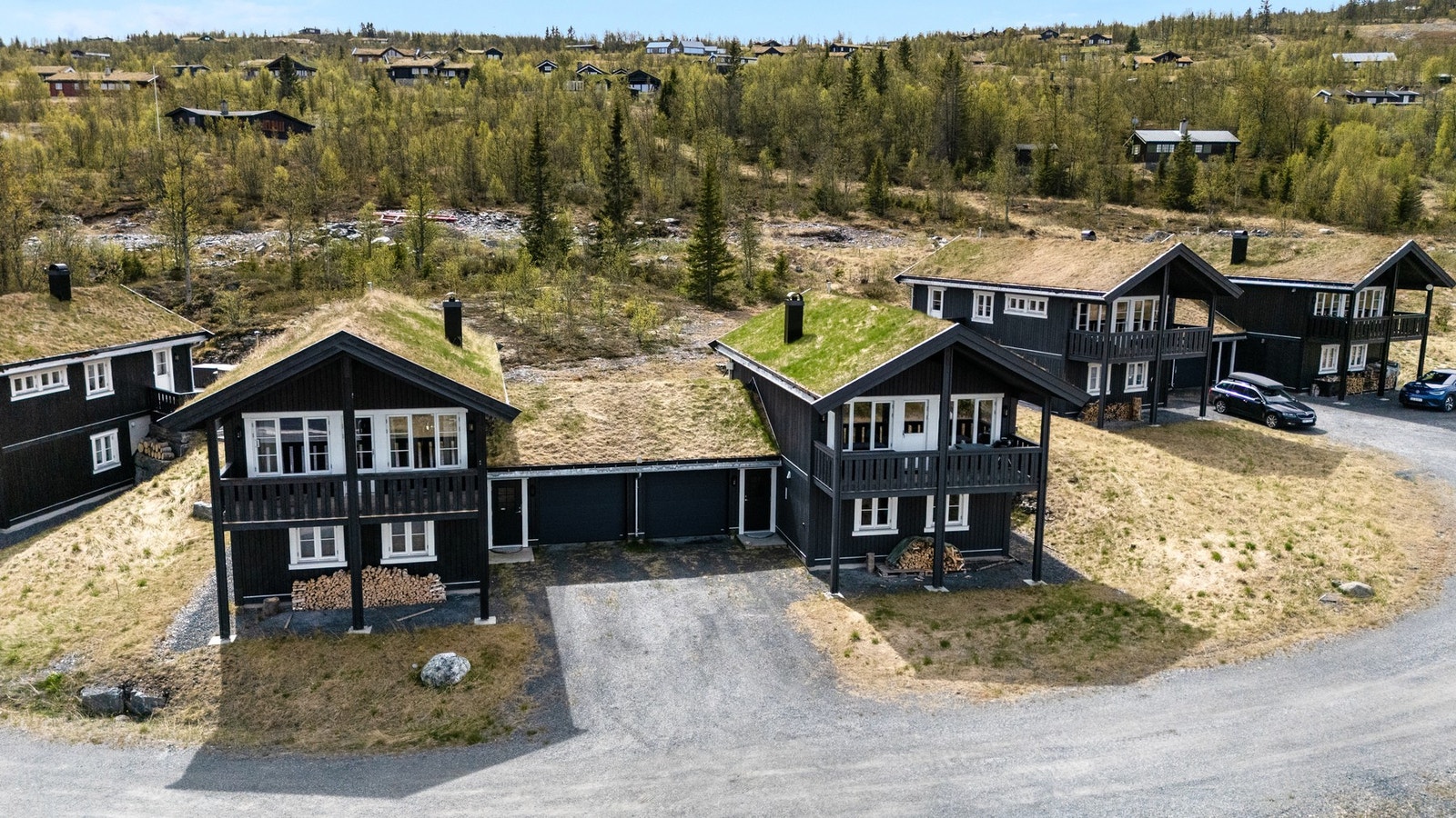 Garasje tilliggende med el-bil lader Galleribilde