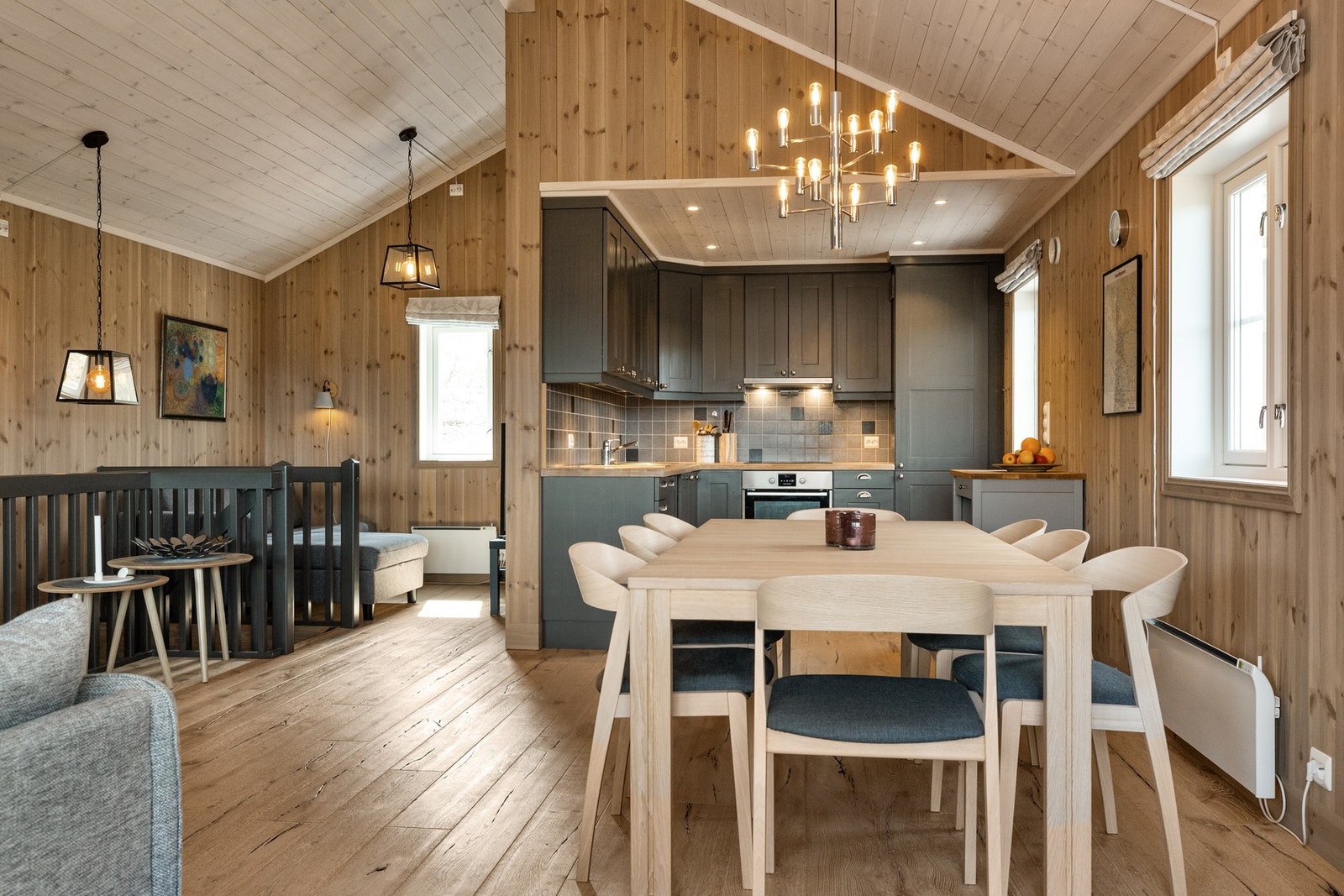 Kjøkkenet er moderne og delikat med sorte fronter Galleribilde