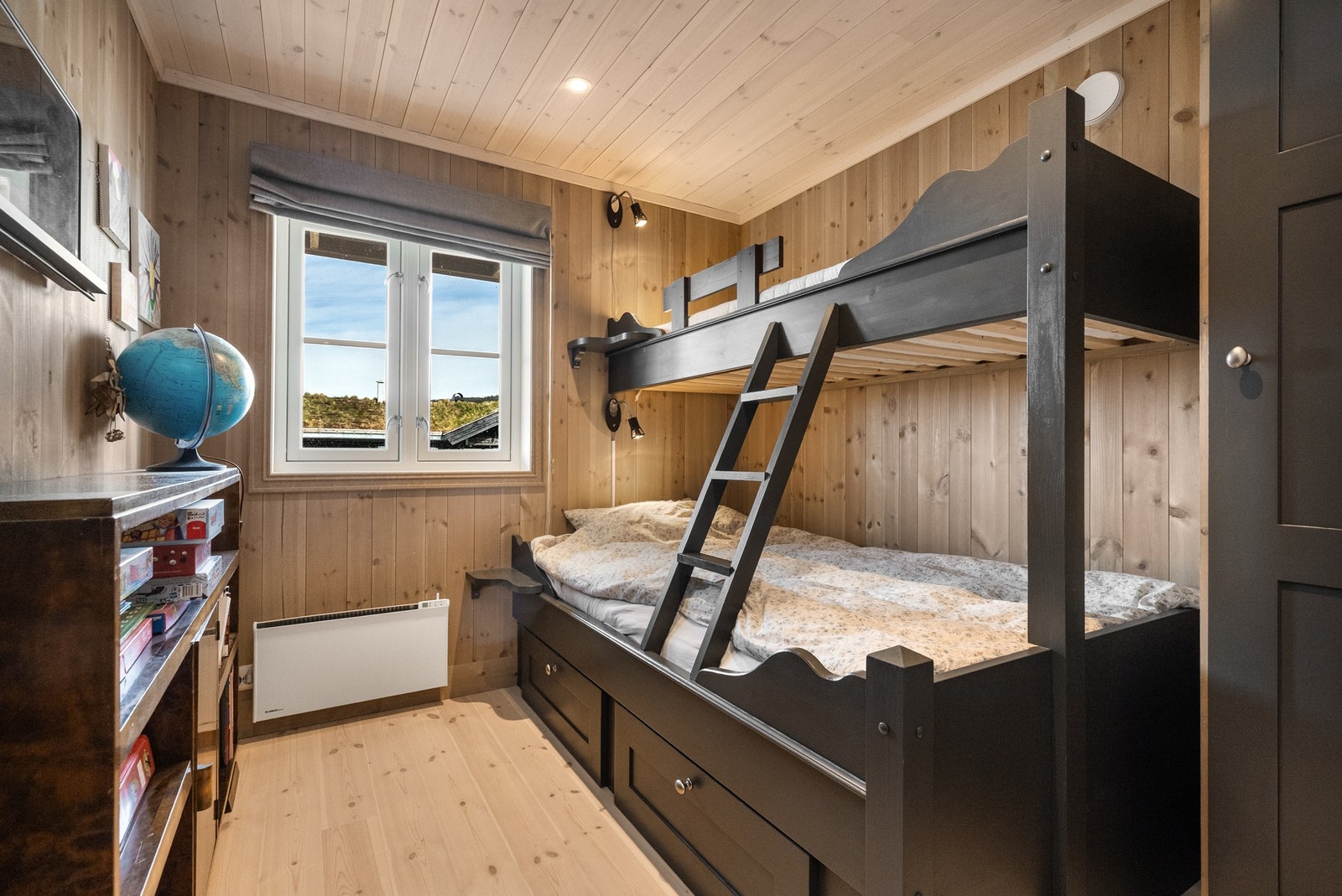 Soverom tre med familiekøyeseng og garderobeskap Galleribilde