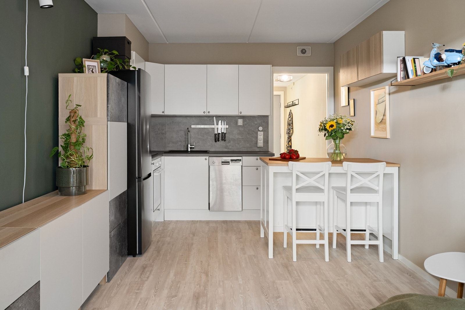 Kjøkkenet ble fornyet i 2020 og fremstår stilrent med innredning fra Epoq i hvit utførelse og glatte fronter. Galleribilde