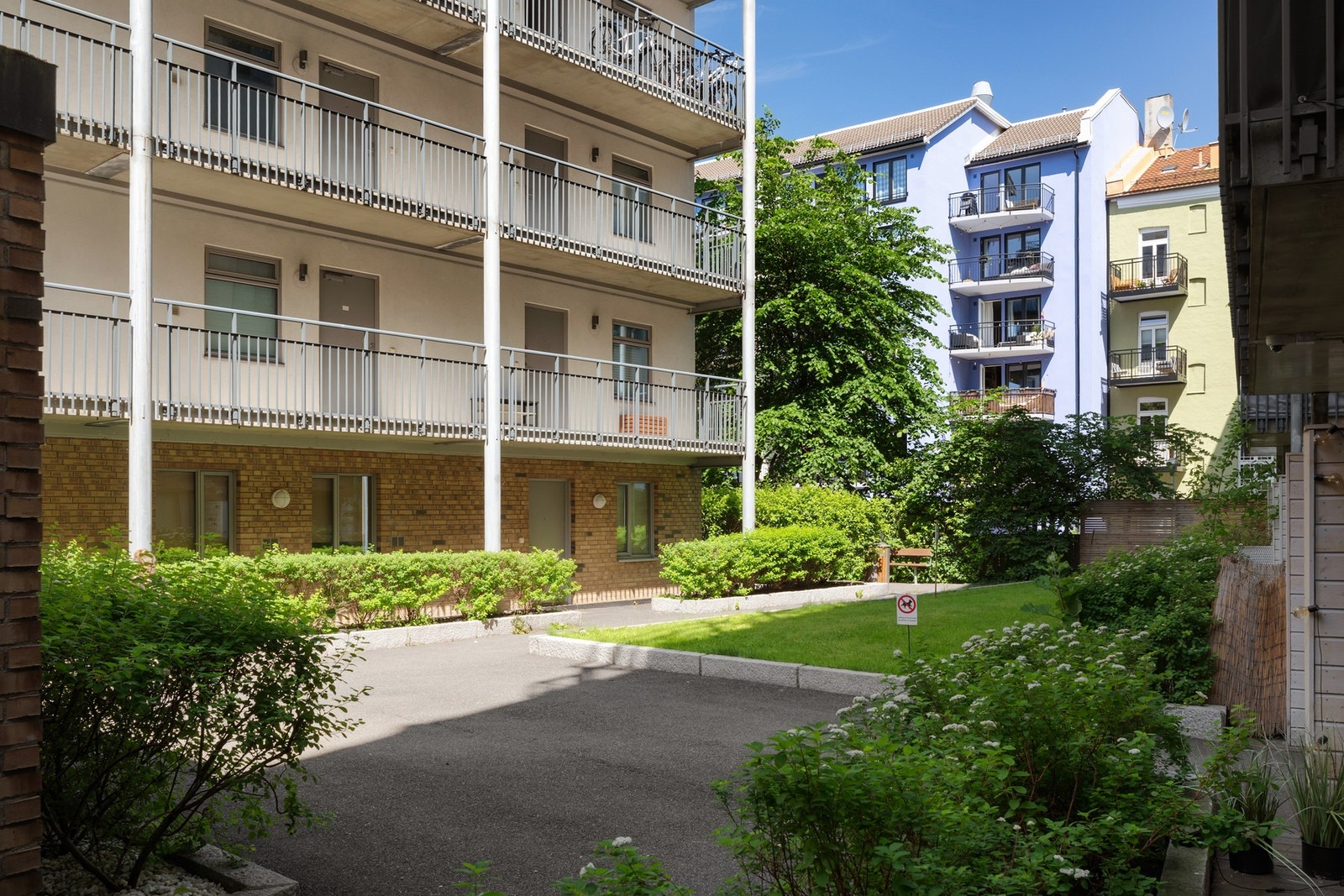 Leiligheten ligger i et nyere bygg fra 2007 og har en fredelig plassering mot den skjermede bakgården. Galleribilde