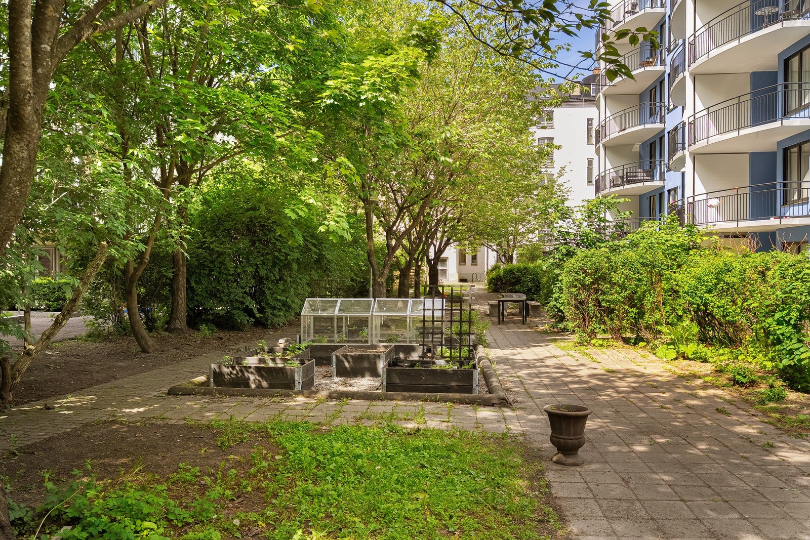 Borettslaget har hyggelige fellesarealer med sittegrupper, diverse beplantninger og drivhus. Galleribilde