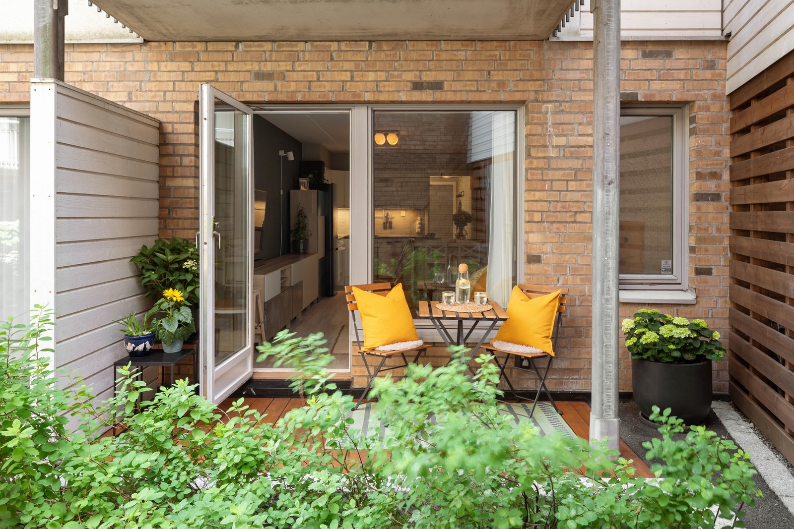 Markterrassen vender mot den skjermede bakgården. Galleribilde