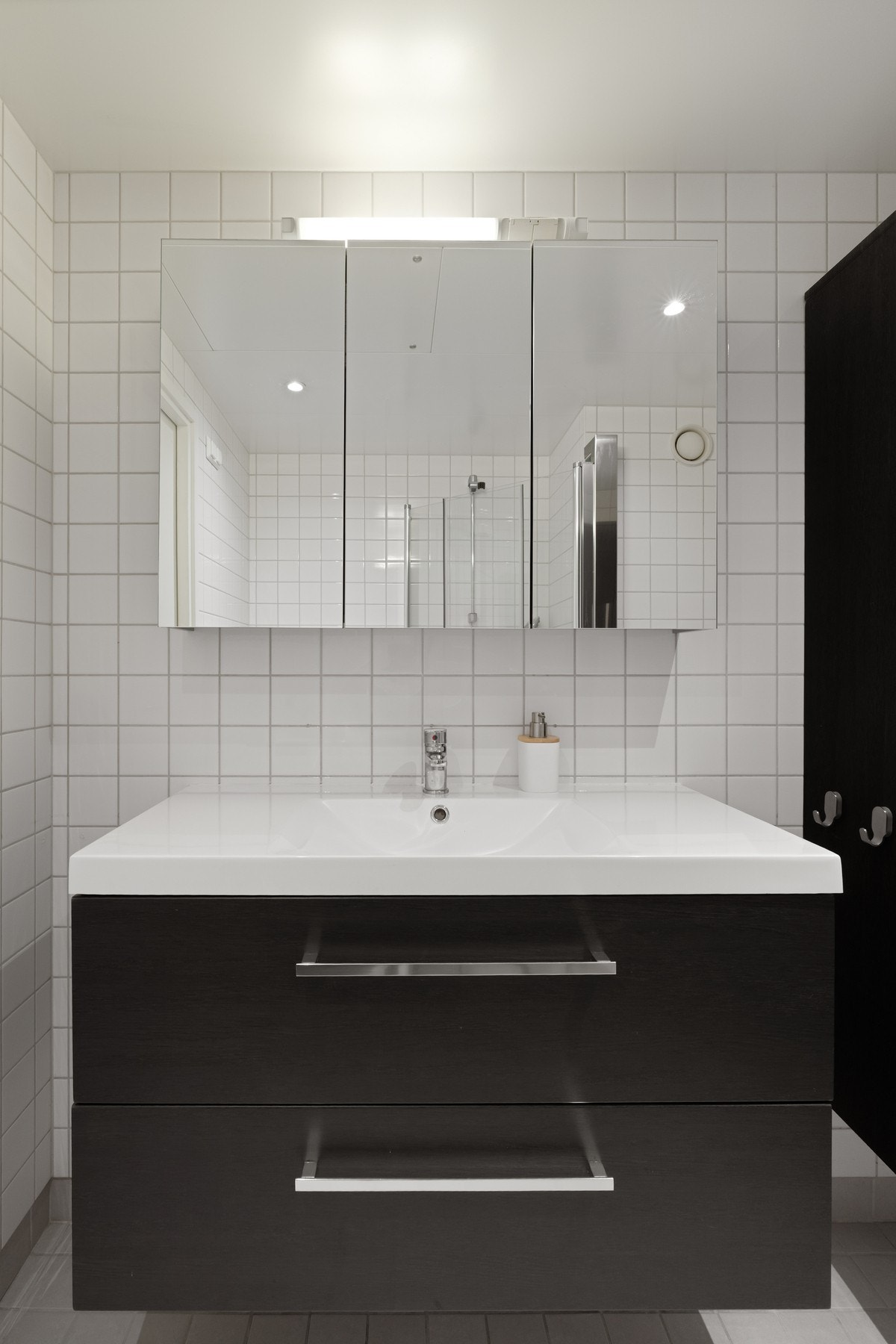 Himlingen er nedsenket med downlights som gir en subtil og jevn belysning. Galleribilde