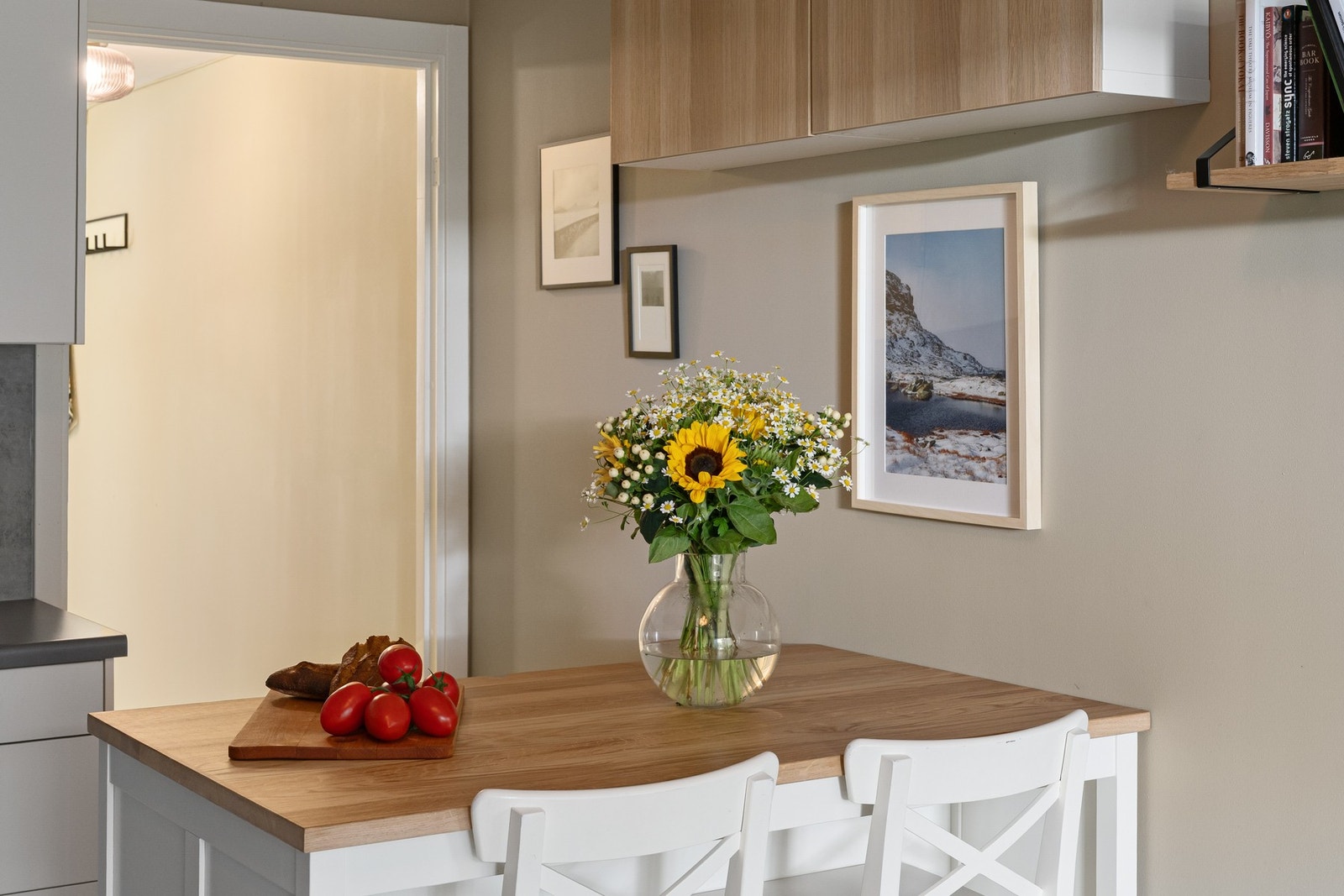 Det er plass til et hyggelig spisebord. Galleribilde