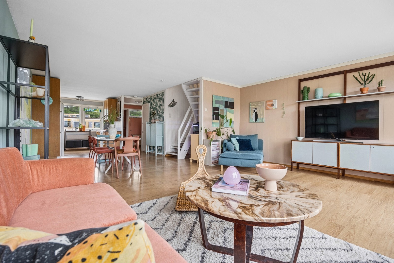 Stuen har uttak for kabel-tv/internett som er inkludert i de månedlige felleskostnadene. Galleribilde