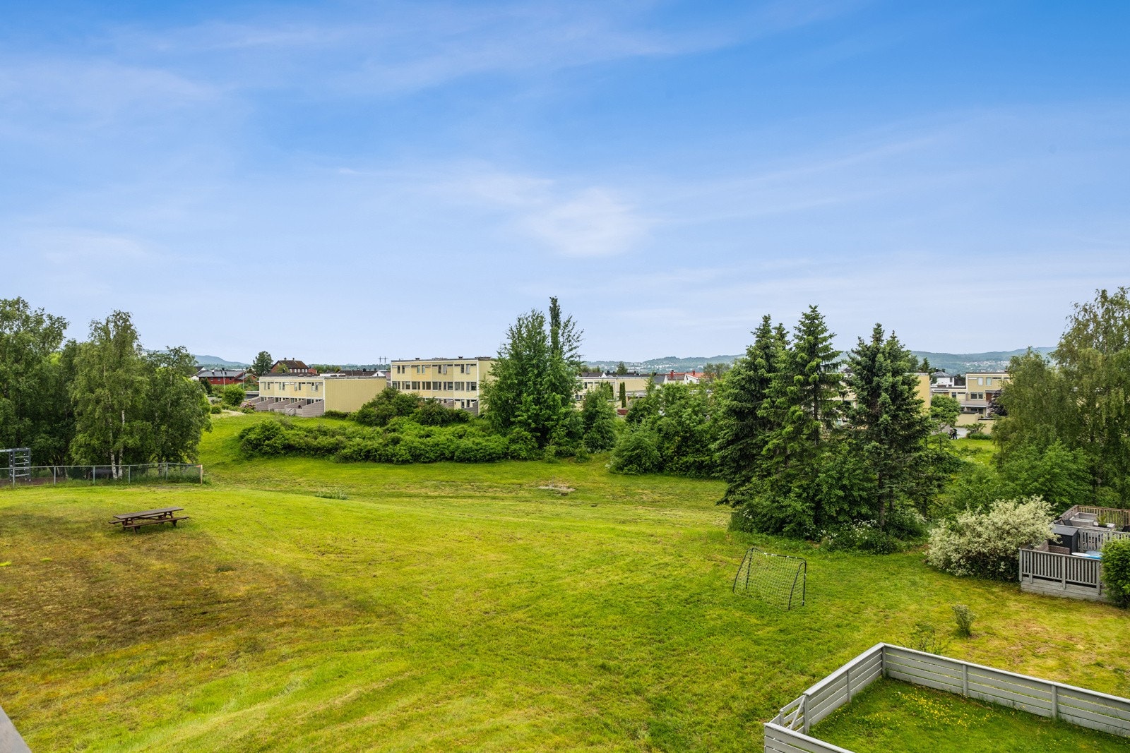 Utsikt mot grønne friområder fra soverom 2 og 3. Galleribilde