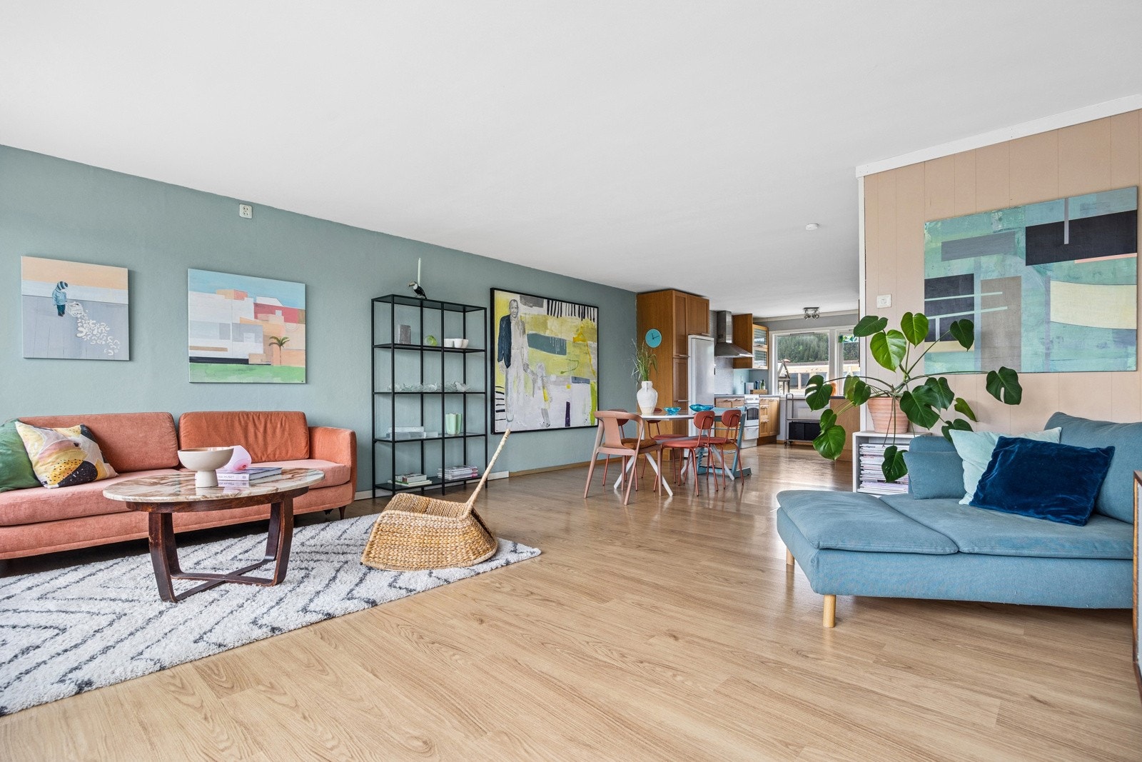 Stuen er stor og har god plass for ulike møbelsoner. Galleribilde