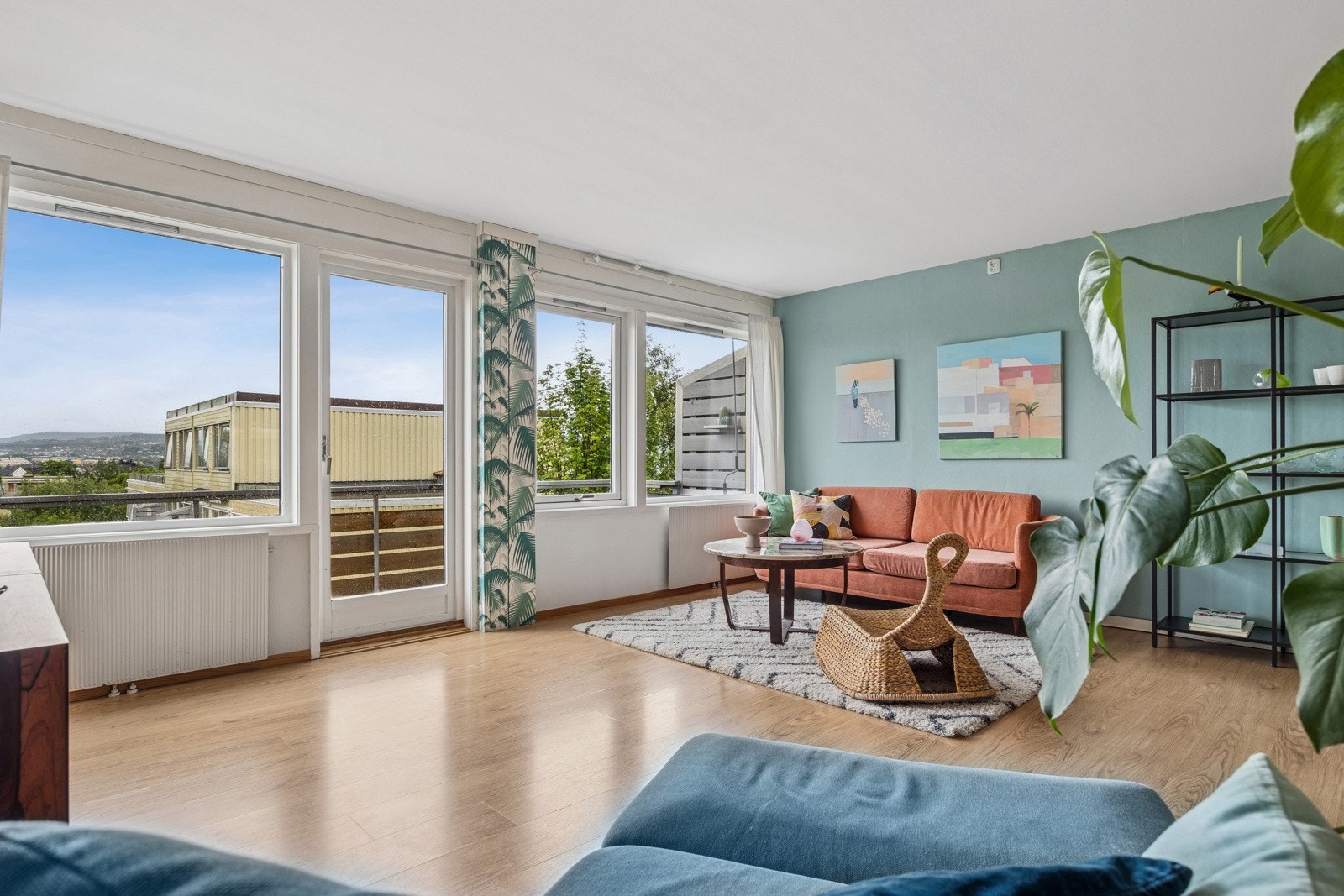 Store fine vindusflater gir rikelig med innlys. Galleribilde