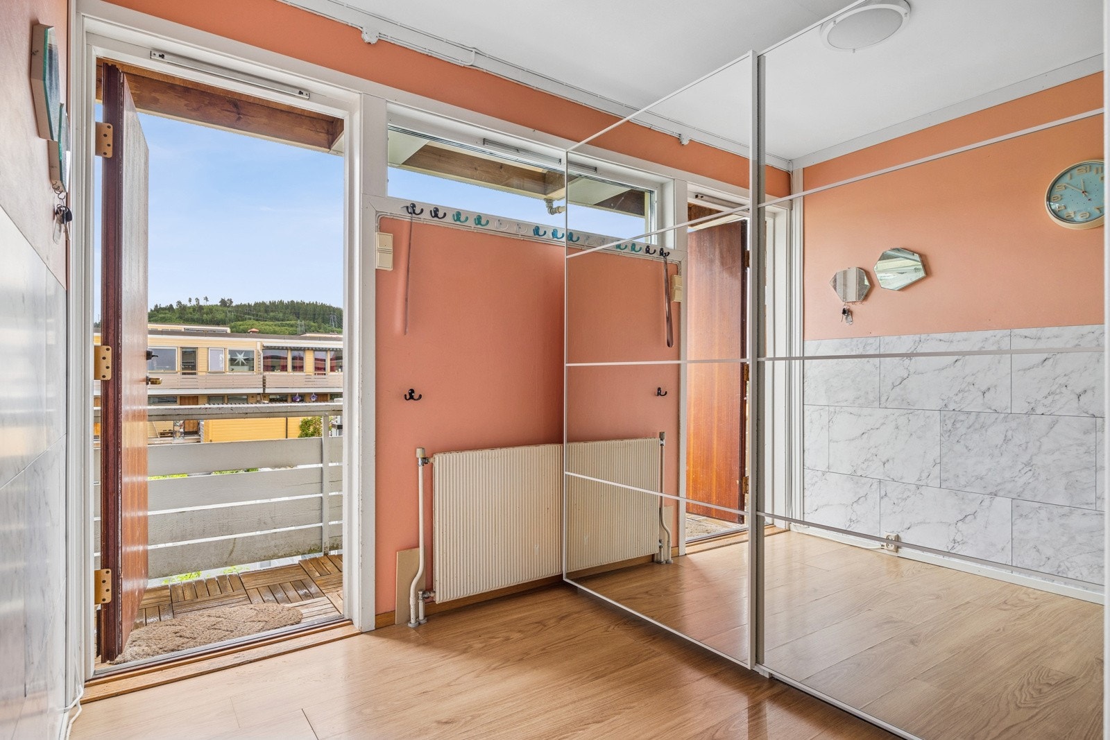 Det er god plass til å henge fra seg yttertøy og sette fra seg sko, samt gode oppbevaringsmuligheter i et stort garderobeskap. Galleribilde