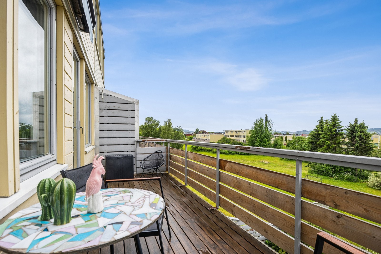 Fra stuen er det adkomst til en balkong på 9 kvm med usjenert utsikt mot store grønne friområder. Galleribilde