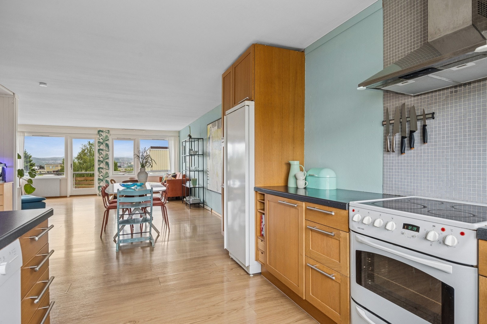 Kjøkken i åpen løsning inn mot stue/spisestue Galleribilde