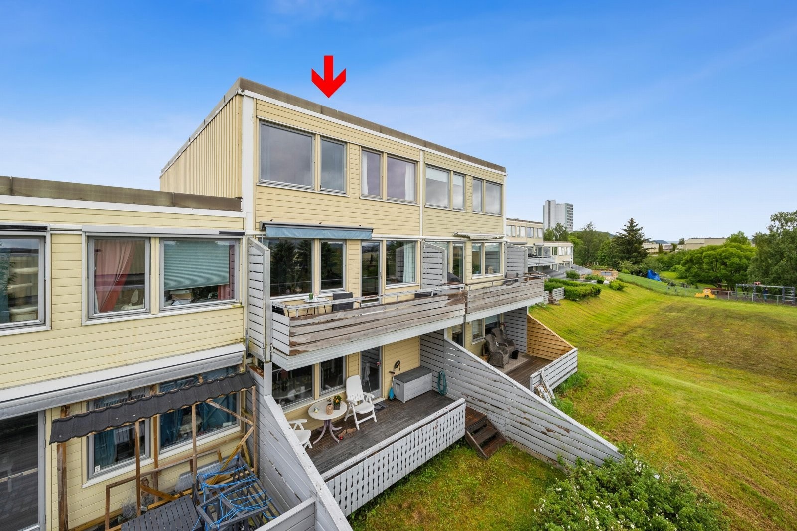 Velkommen til denne store leiligheten med en meget god og fredelig beliggenhet i Asbjørn Øverås veg 9C. Galleribilde