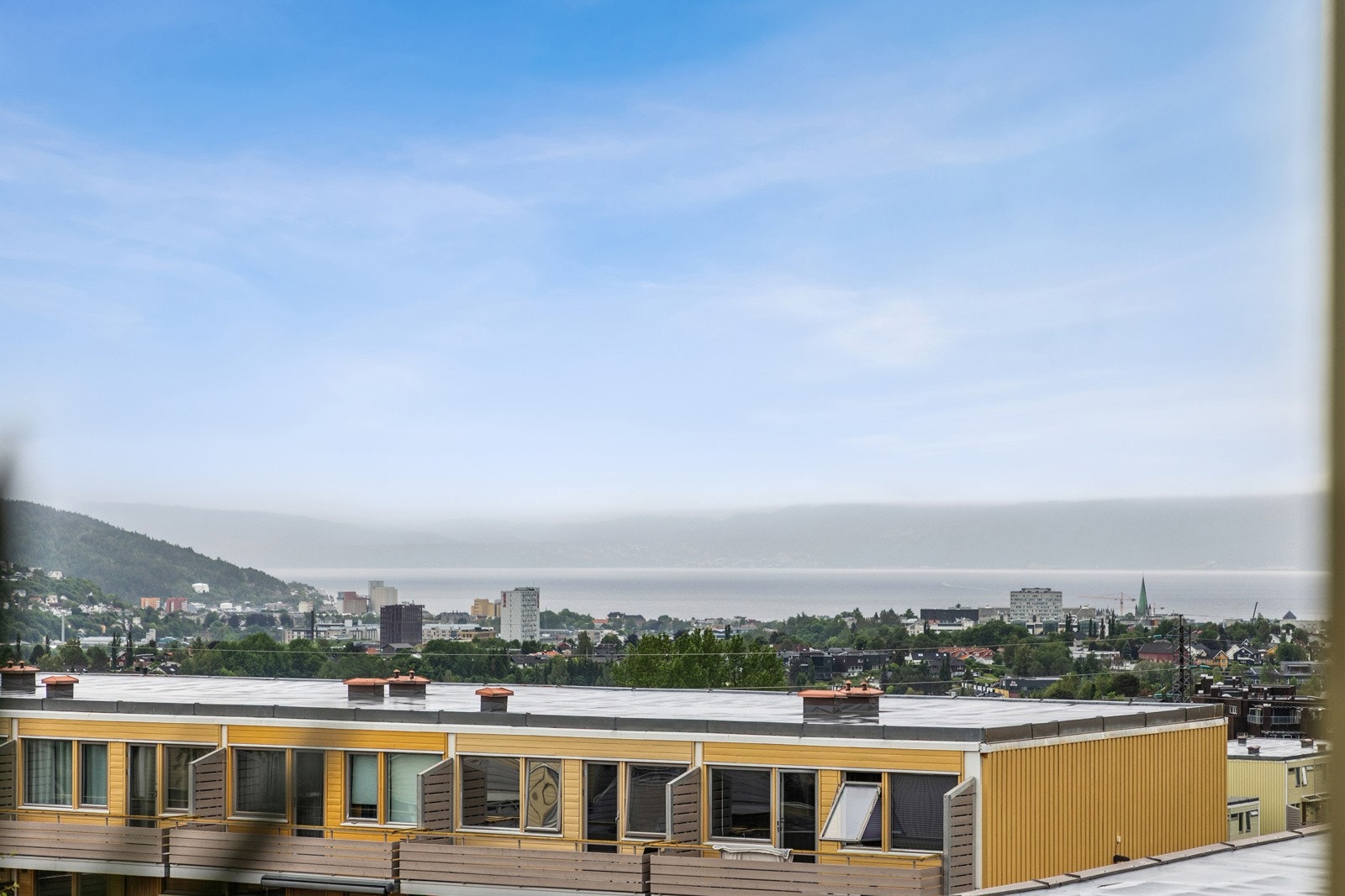 Utsikten strekker seg helt ned mot sentrum og Trondheimsfjorden samt mot Gråkallen i vest. Galleribilde