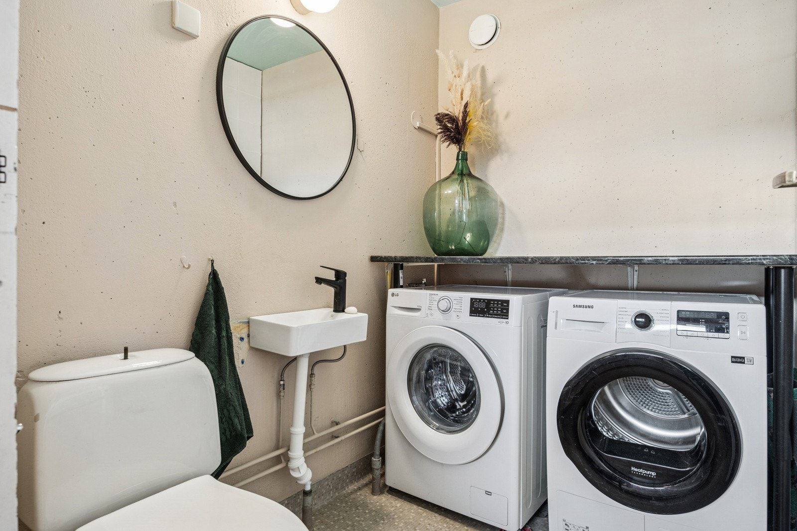 Vaskerommet er utstyrt med wc og ny vaskeservant samt opplegg for vaskemaskin/tørketrommel. Galleribilde