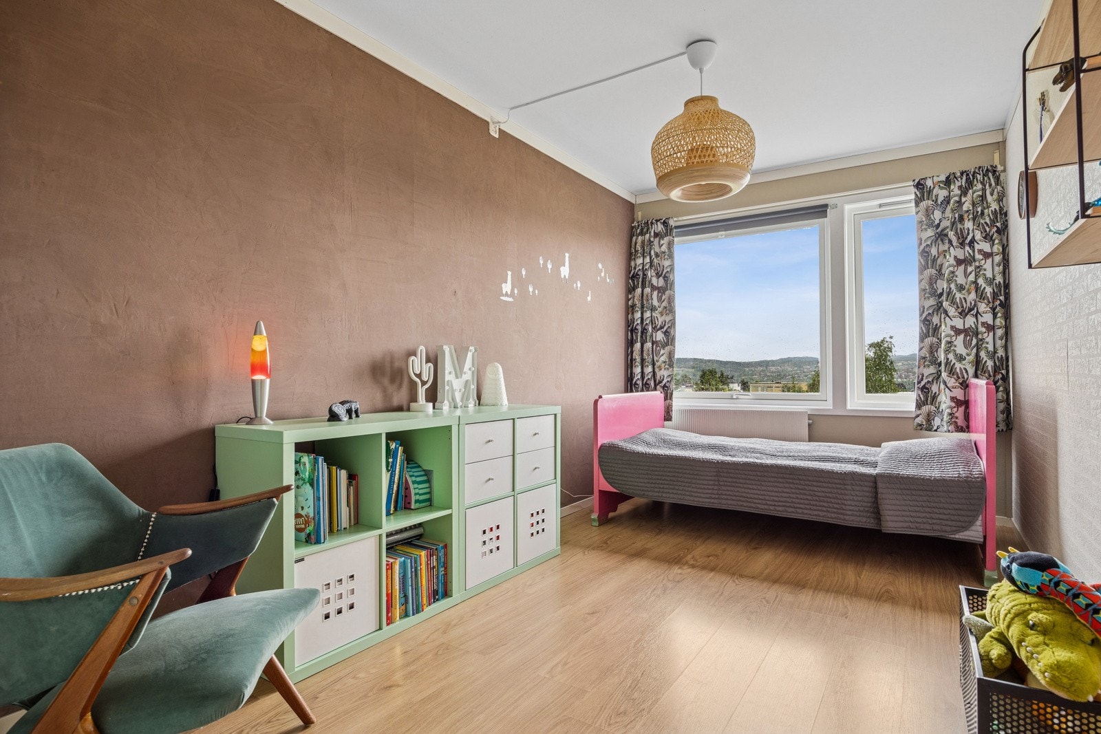 Soverom 2 er også stort og måler 10,5 kvm og har plass til stor seng, garderobe og kontorpult. Galleribilde