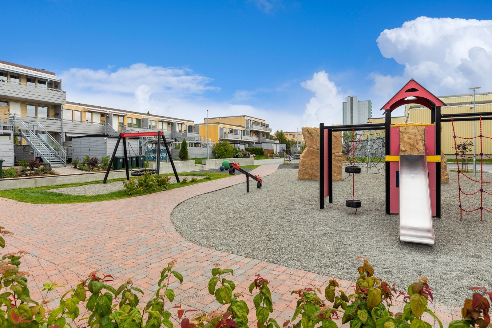 Stor og fin lekeplass rett ved leiligheten, på "stortunet". Galleribilde