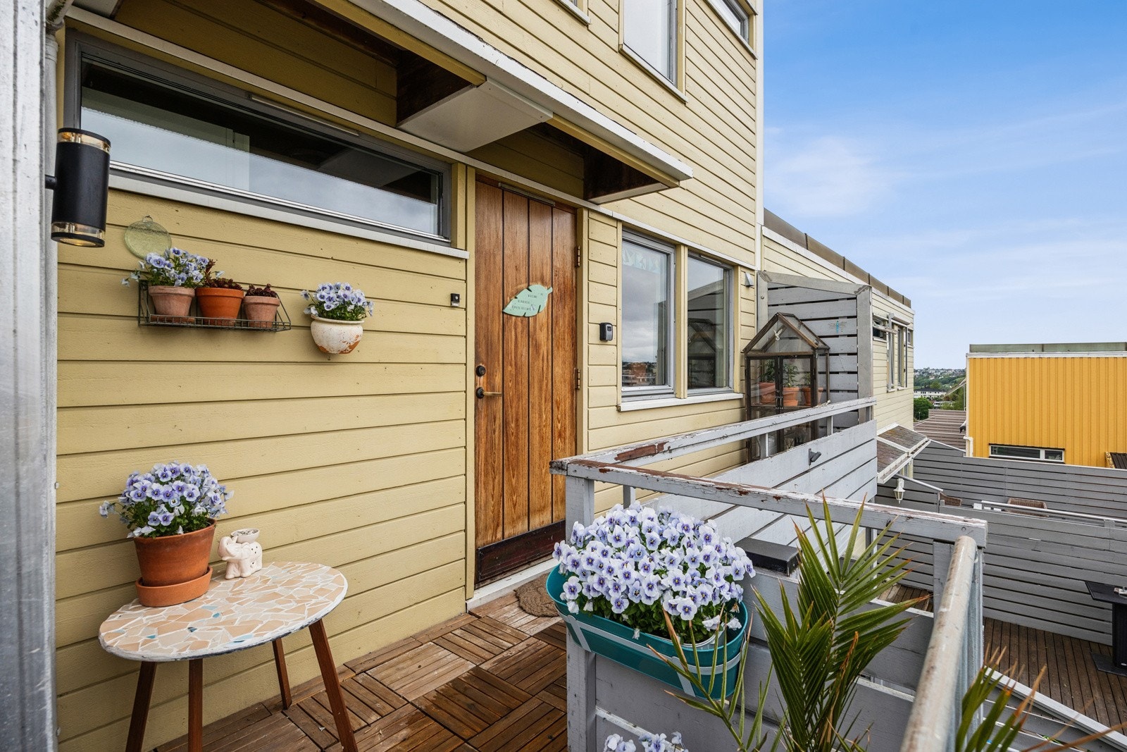 Fra bakkeplan tar man trappen opp til et østvendt inngangsparti med morgensol og plass til en liten sittegruppe. Galleribilde