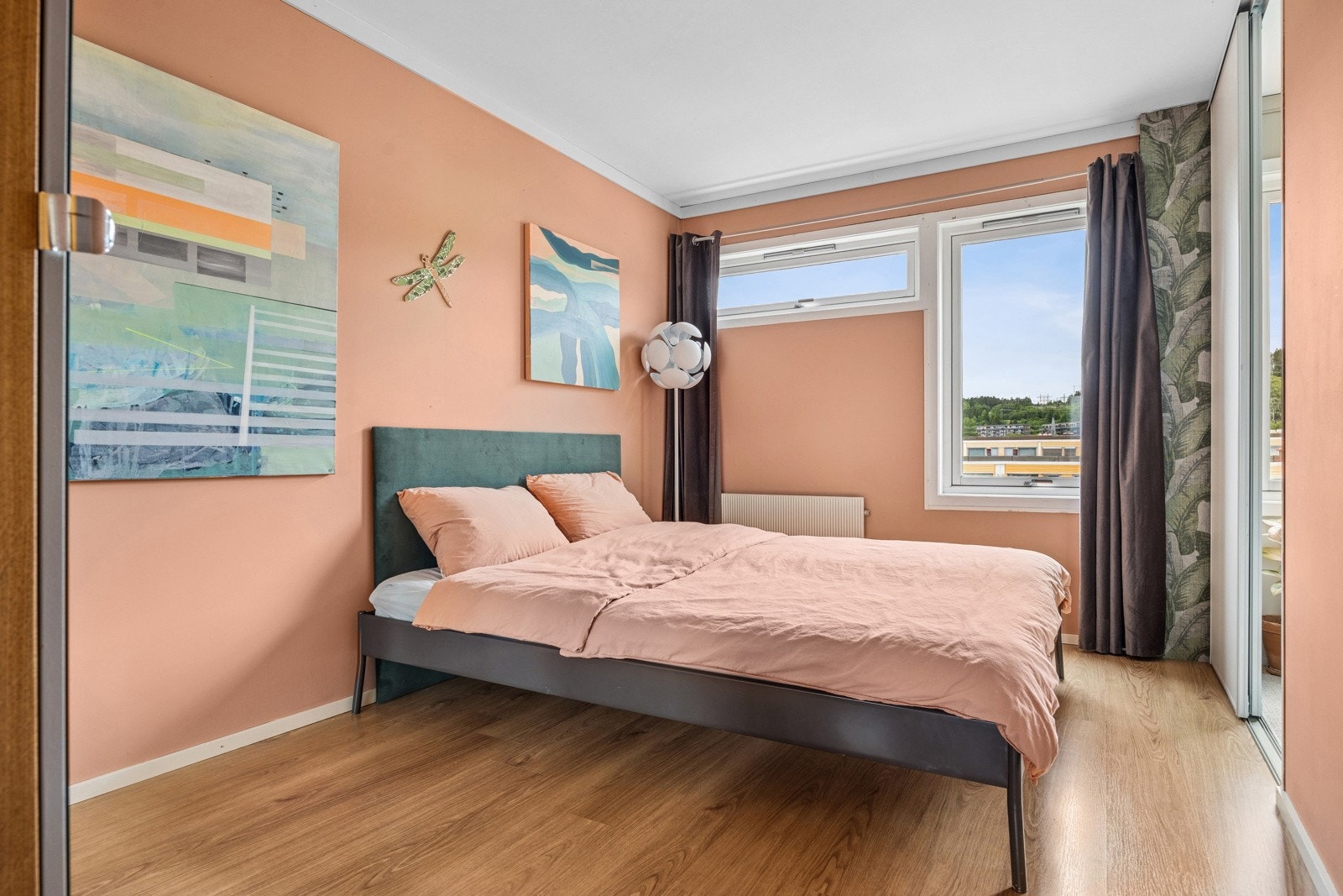 Soverom 1 er på hele 11 kvm og har god plass til stor seng, garderobe m.m. Galleribilde