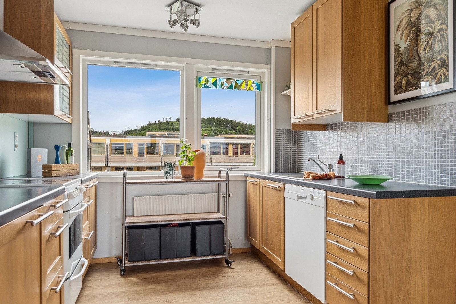 Kjøkkenet har mye skap og benkeplass og medfølgende hvitevarer. Galleribilde