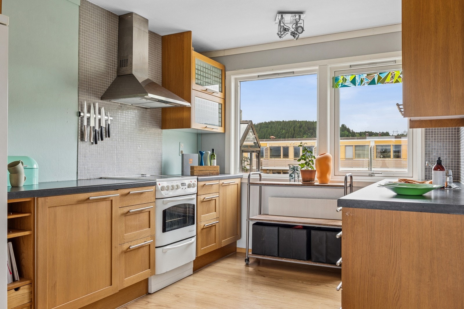 Kjøkken har fint utsyn gjennom vinduene mot lekeplass i front. Galleribilde