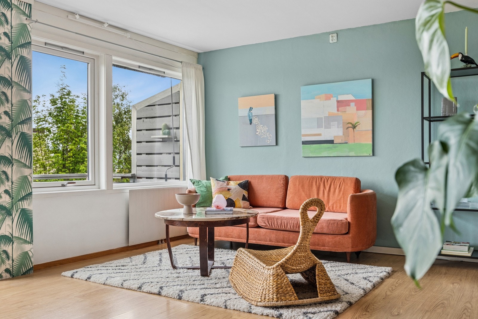 Stuen, gang, kjøkken og soverommene varmes opp av radiatorer som er inkludert i de månedlige felleskostnadene. Galleribilde