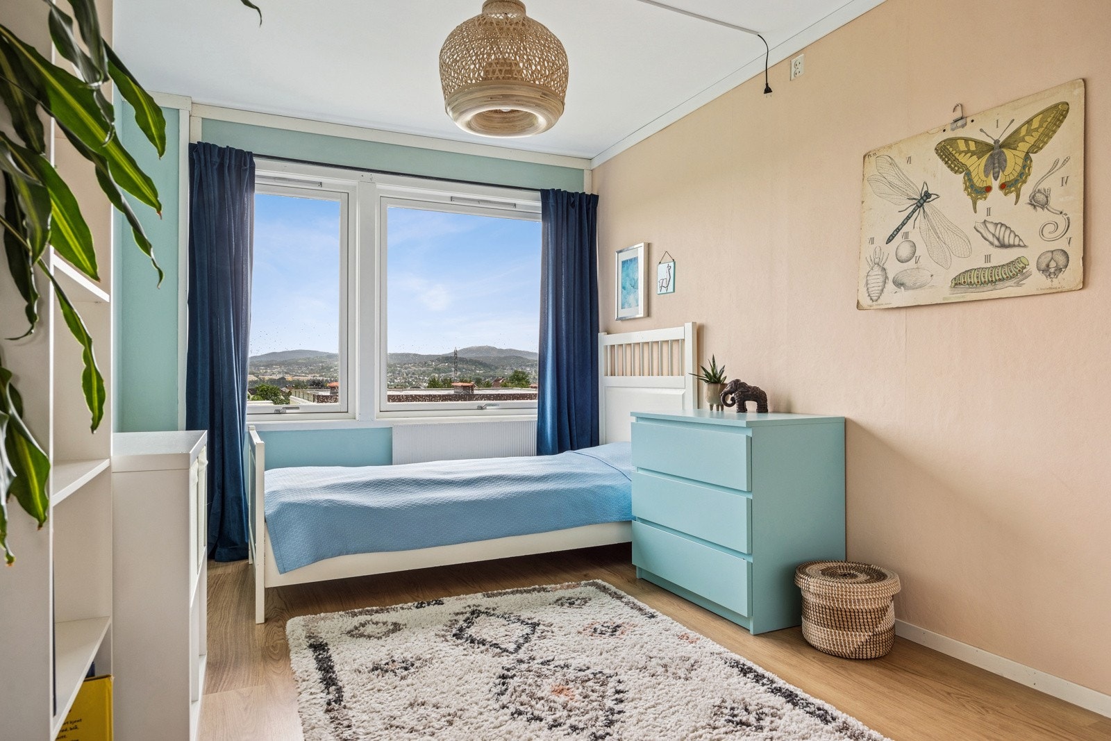 Soverom 3 er også stort og måler 10,5 kvm og har plass til stor seng, garderobe og kontorpult. Galleribilde