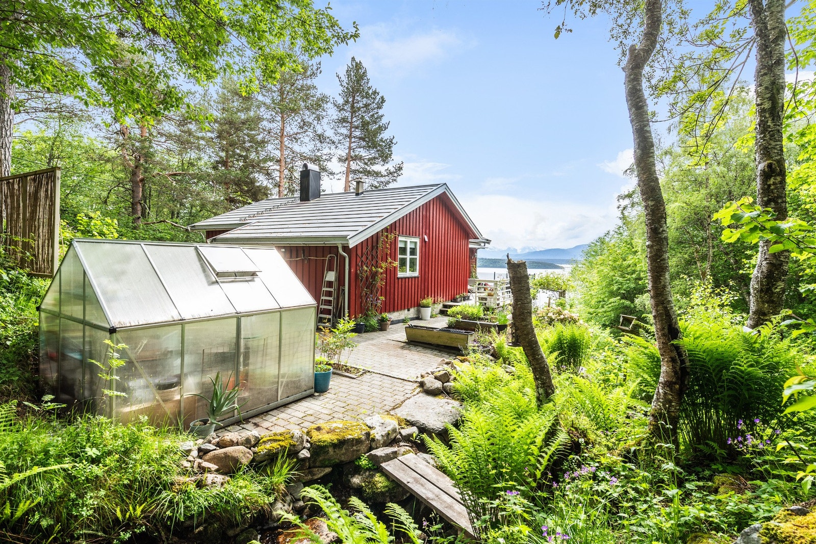 Flotte utereal med grøntområder og terrasseareal med utsikt. Galleribilde