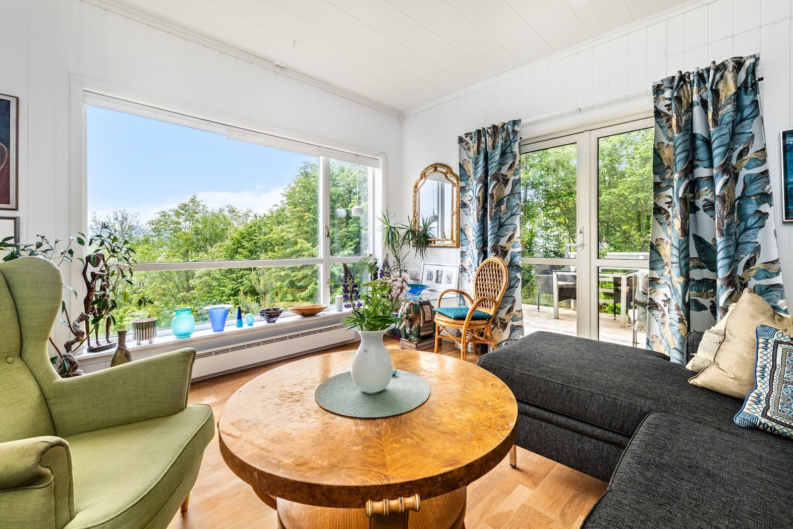 Stuen er møblert med sofa mot ei flott utsikt! Galleribilde